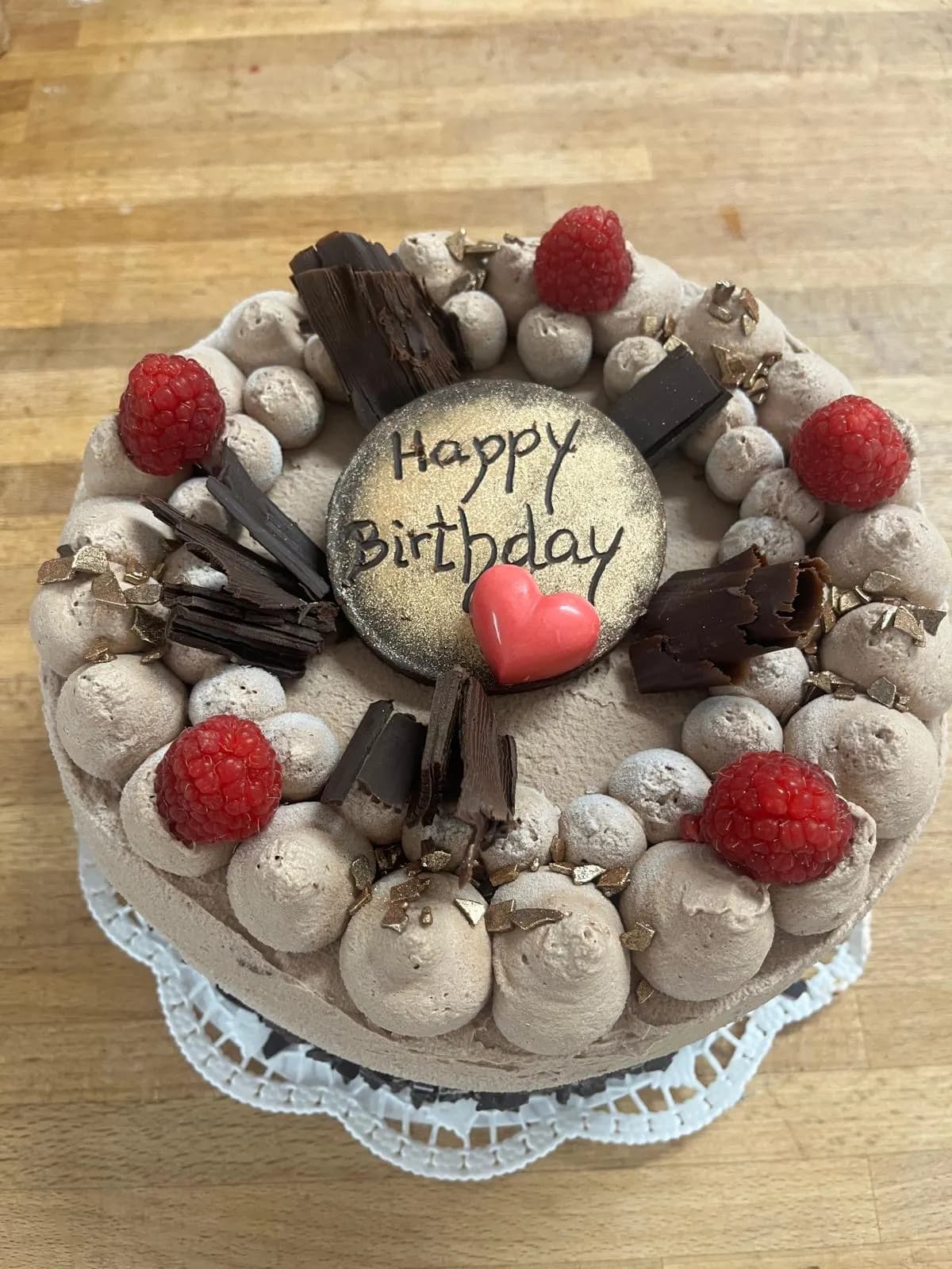 Schokoladentorte mit Himbeeren und Happy-Birthday-Schild
